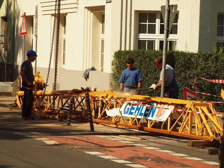 Baukran umgestuerzt Koeln Suelz Suelzguertel P257.JPG